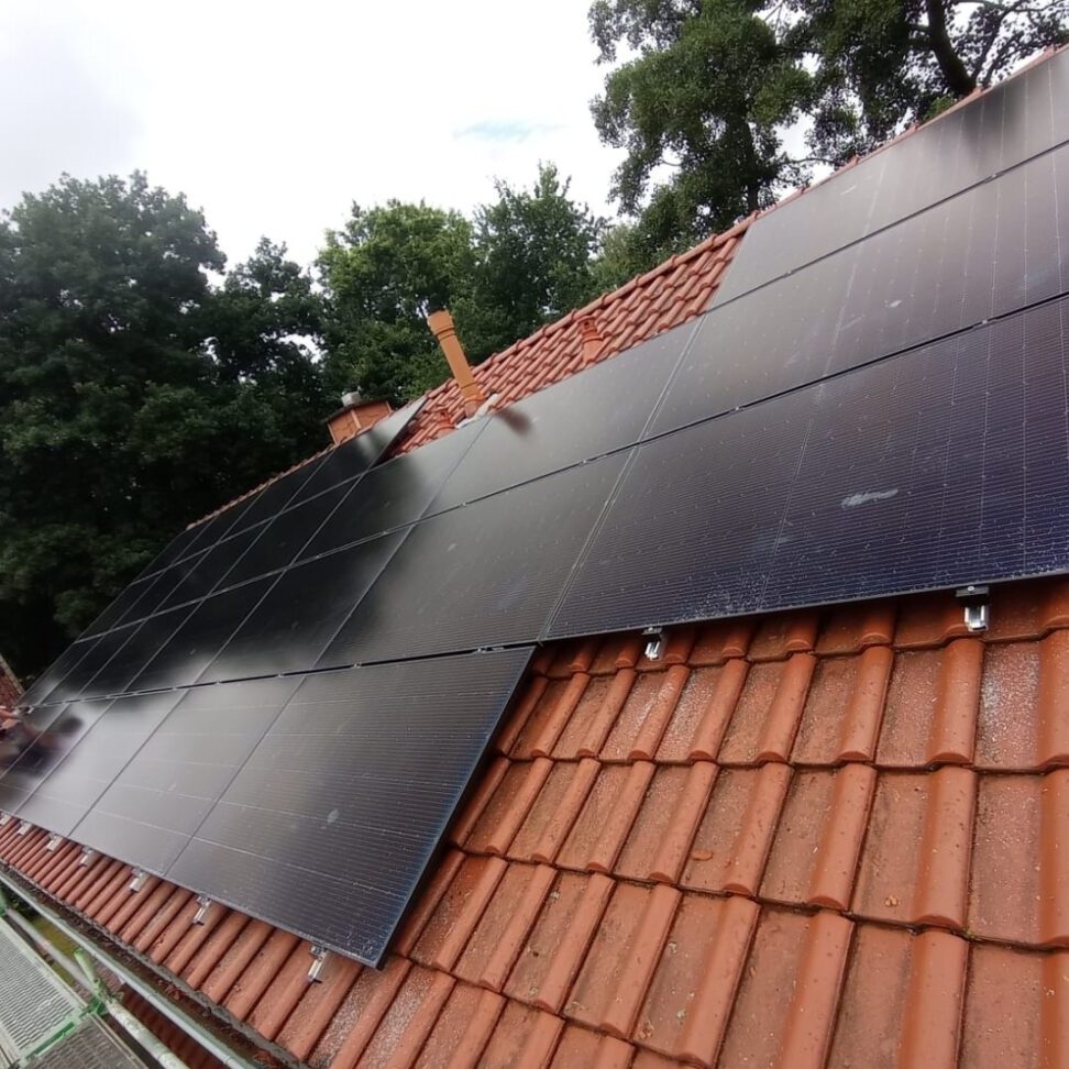 Satteldach in Ottersberg Photovoltaikanlage mit Full Black Modulen.