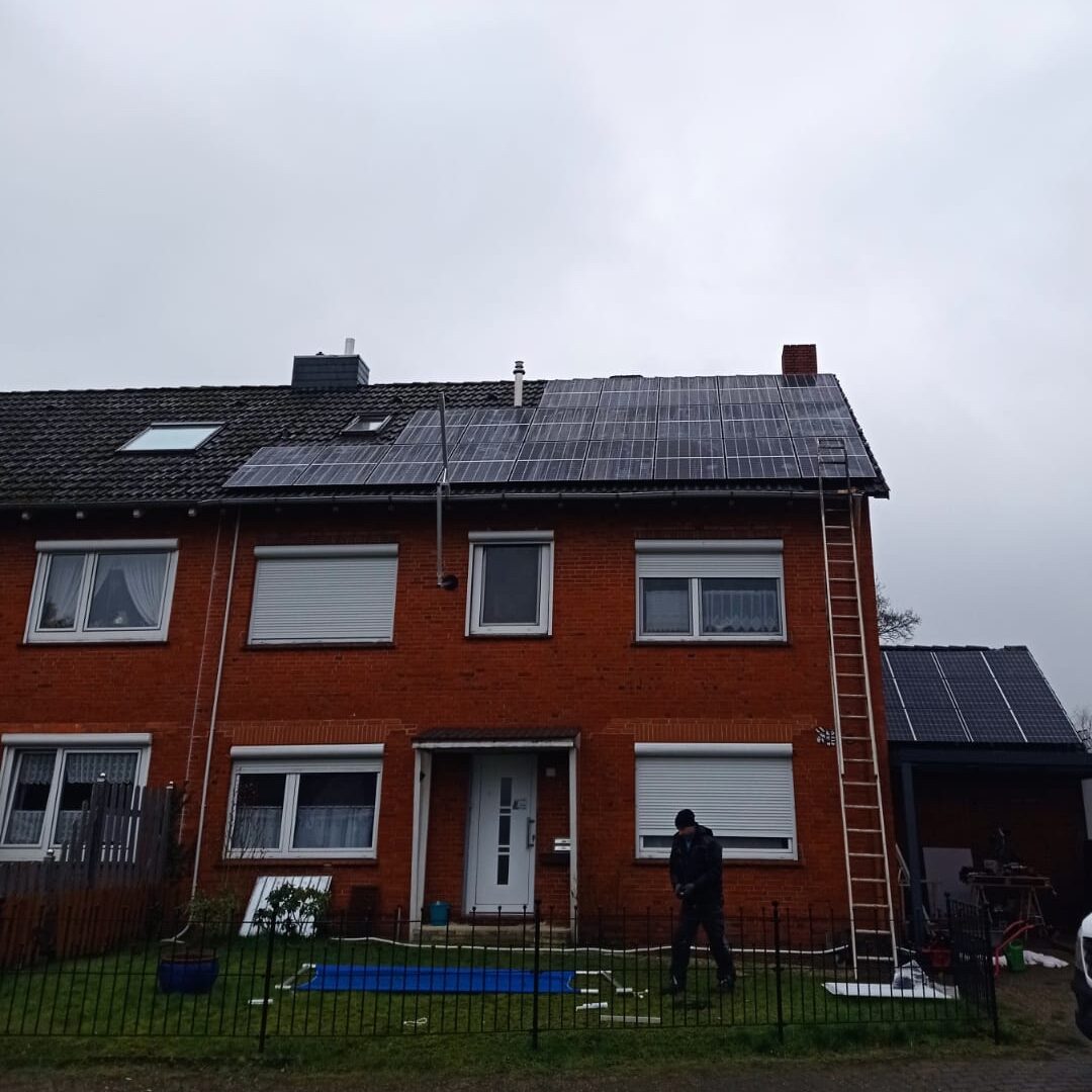 Rote Doppelhaushälfte in Brake (Unterweser) mit Photovoltaikmodulen von JAsolar