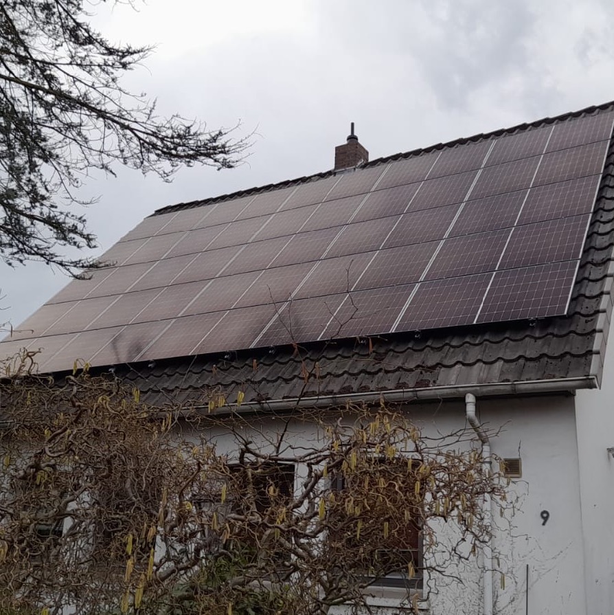 Satteldach in Oldenburg mit Hochleistungssportler HJT PV Module