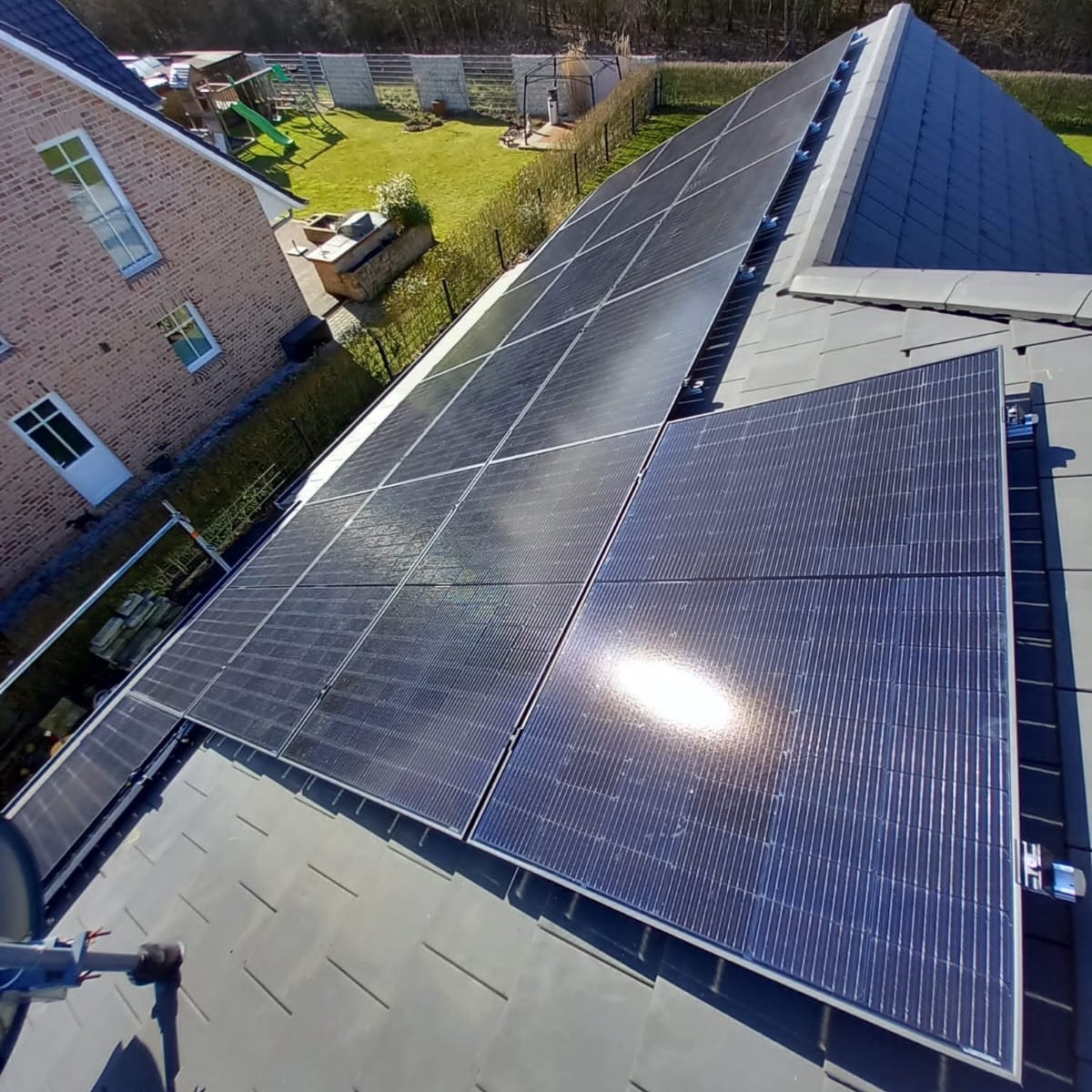 Satteldach mit Flachdachziegel Full Black PV Module in Bremen